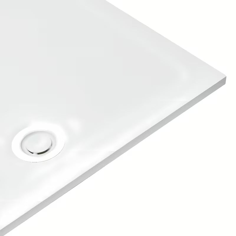 Bílý designový sifon k sprchové vaničce s krytkou, který nevyčnívá nad povrch vaničky.