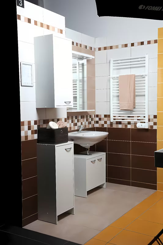 Bílá univerzální skříňka pod umyvadlo Multi Praxis pro zakrytí sifonu a uložení hygienických potřeb.