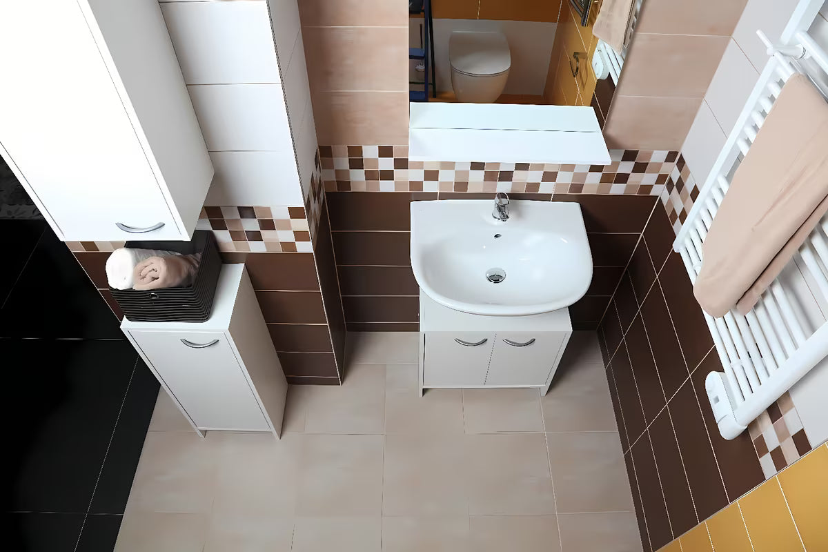 Bílá univerzální skříňka pod umyvadlo Multi Praxis pro zakrytí sifonu a uložení hygienických potřeb.