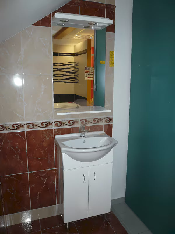 Bílá koupelnová skříňka Multi Pro s keramickým umyvadlem a nerezovými nožičkami