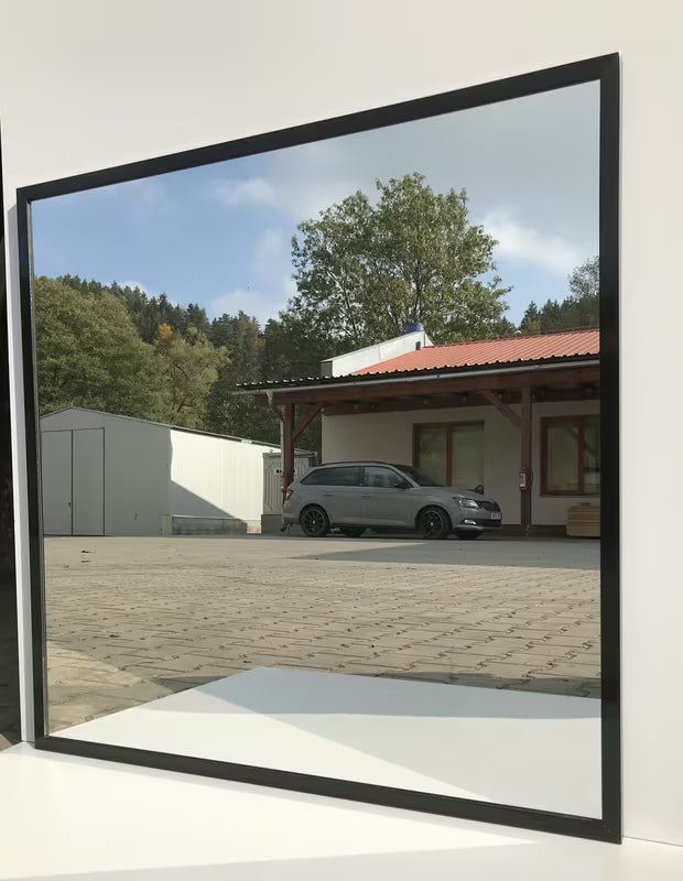 Koupelnové zrcadlo Naturel s černým hliníkovým rámem o rozměru 80 x 80 cm.
