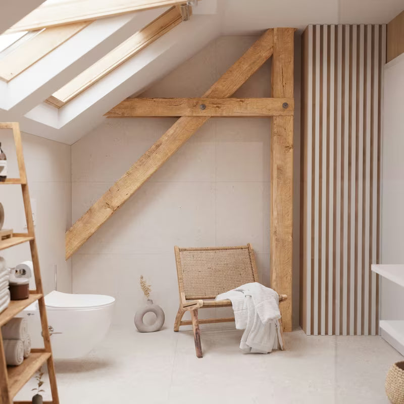 Stojící regál Naturel Home v dekoru ořech s matným olejovaným povrchem z masivního dřeva.
