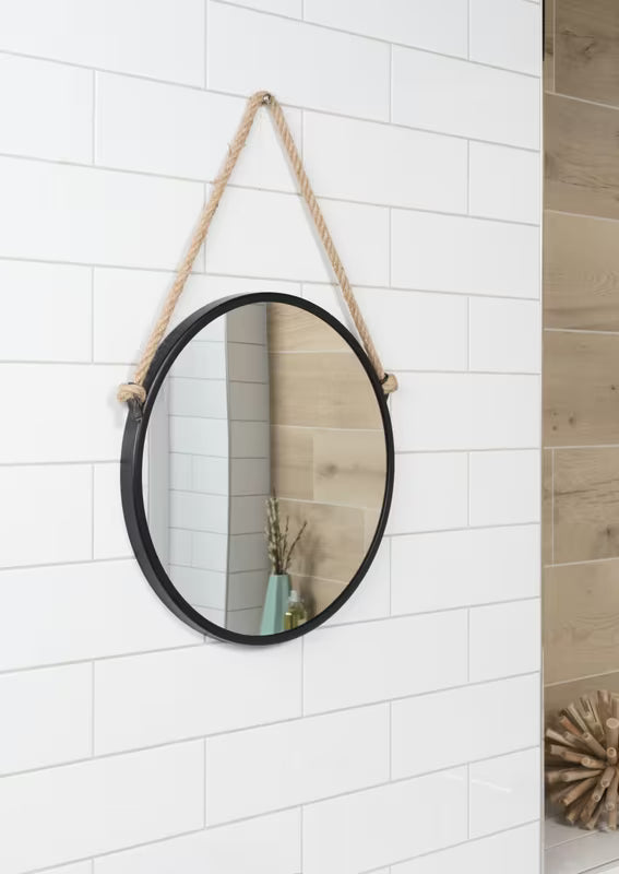 Kulaté kovové zrcadlo Naturel o průměru 40 cm v černé matné barvě zavěšené na masivním laně.