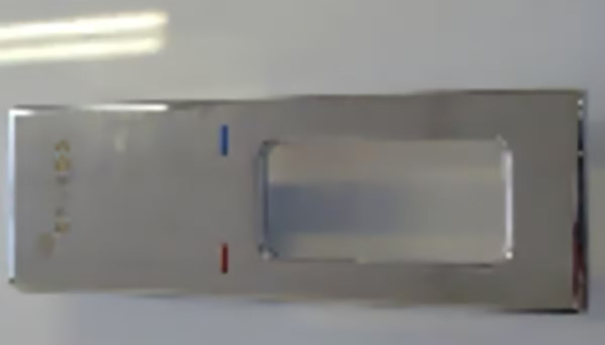 Chromovaná páka Optima Levanta s moderním hranatým designem pro ovládání průtoku a teploty vody.