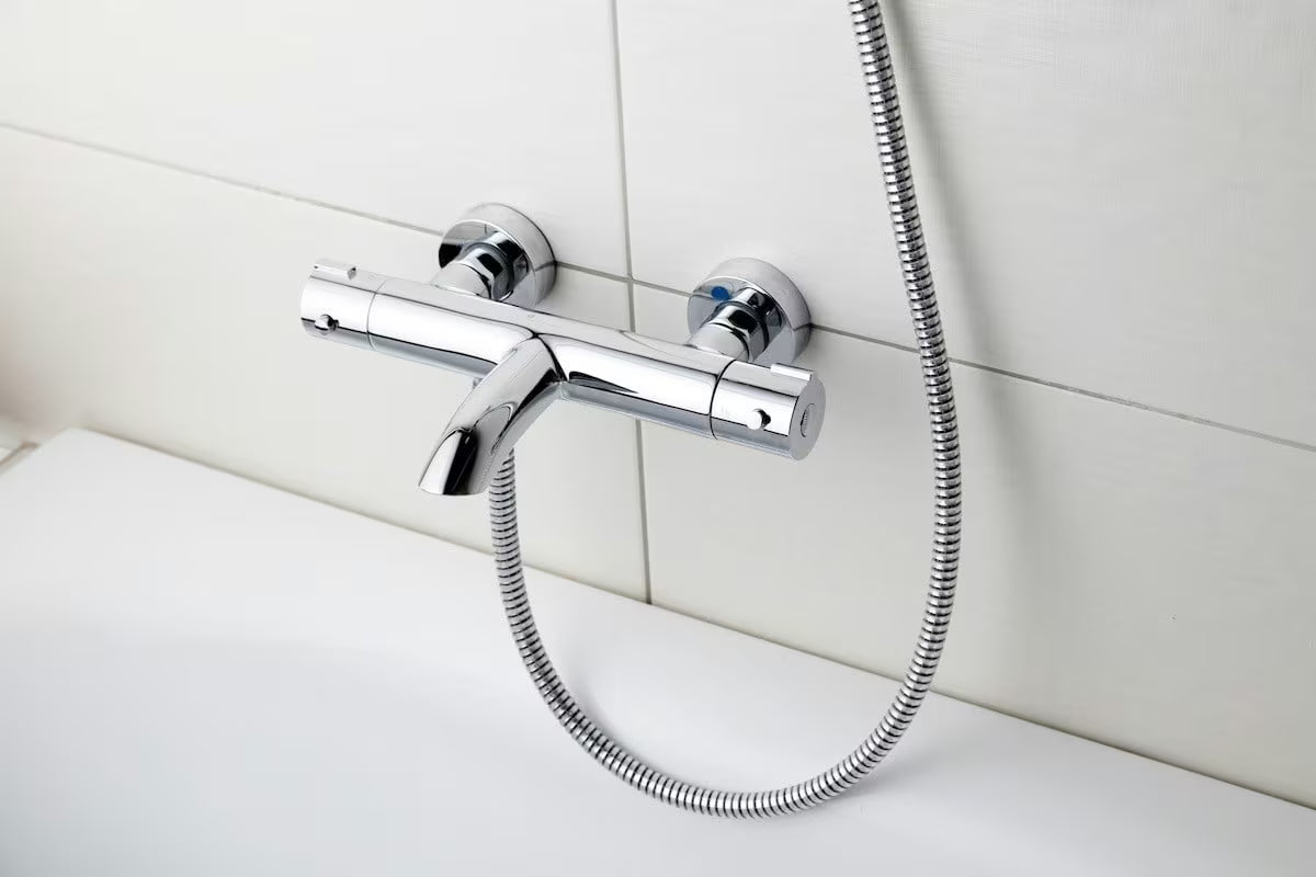 Termostatická nástěnná vanová baterie Optima Chrome v chromovém provedení bez sprchového setu.