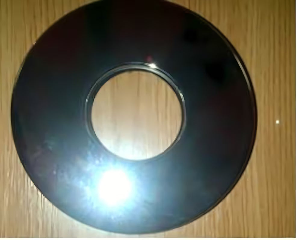 Kulatá rozeta Optima Sofie k 101 s průměrem cca 11,5 cm a vnitřním otvorem cca 4,5 cm.