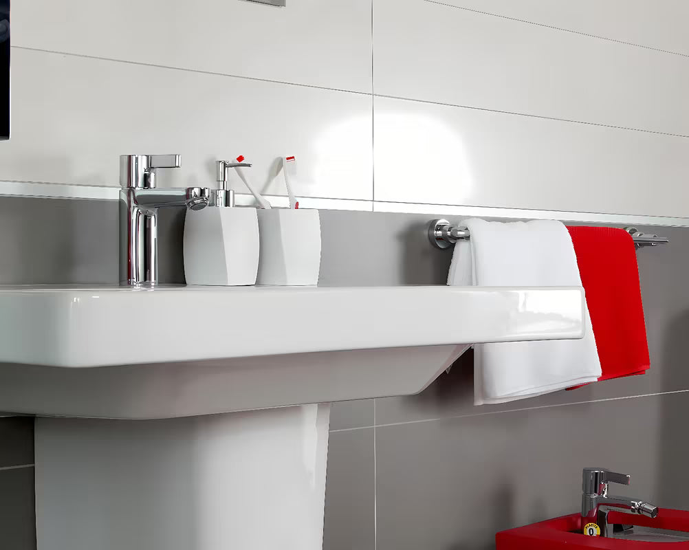 Bílý držák kartáčků Optima Suza v moderním designu do koupelny.