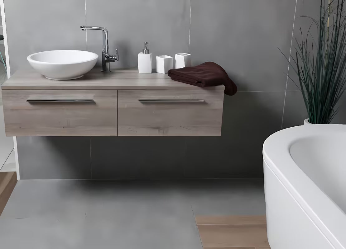 Bílá volně stojící WC štětka Optima Suza s moderním designem do koupelny