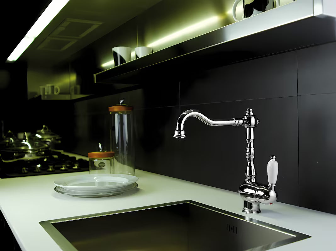 Chromová dřezová baterie Paffoni Ricordi v retro oblém designu s pákovým ovládáním a otočným ramínkem.