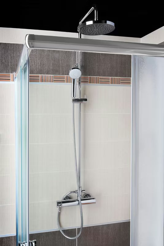Sprchový systém Paffoni Chrome s pákovou baterií, ruční a hlavovou sprchou v kulatém designu.