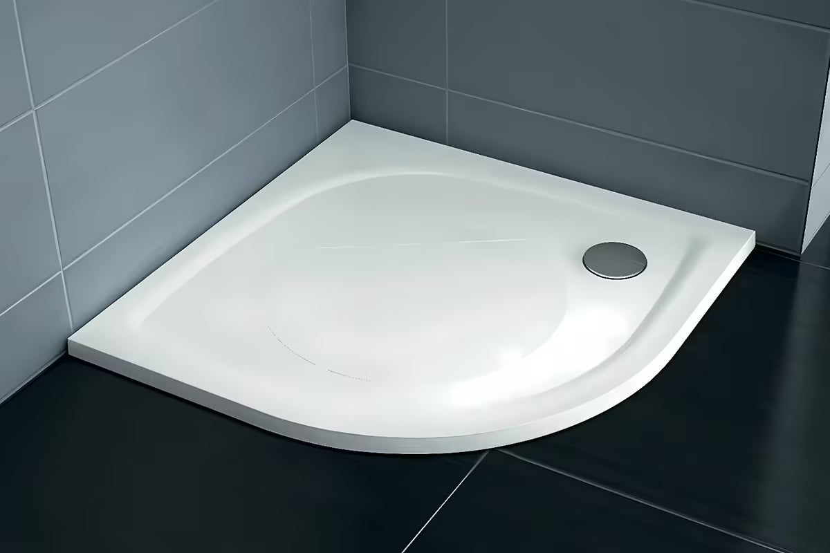 Bílá čtvrtkruhová sprchová vanička Ravak Elipso Pro 90x90 cm z litého mramoru s protiskluzovou úpravou.