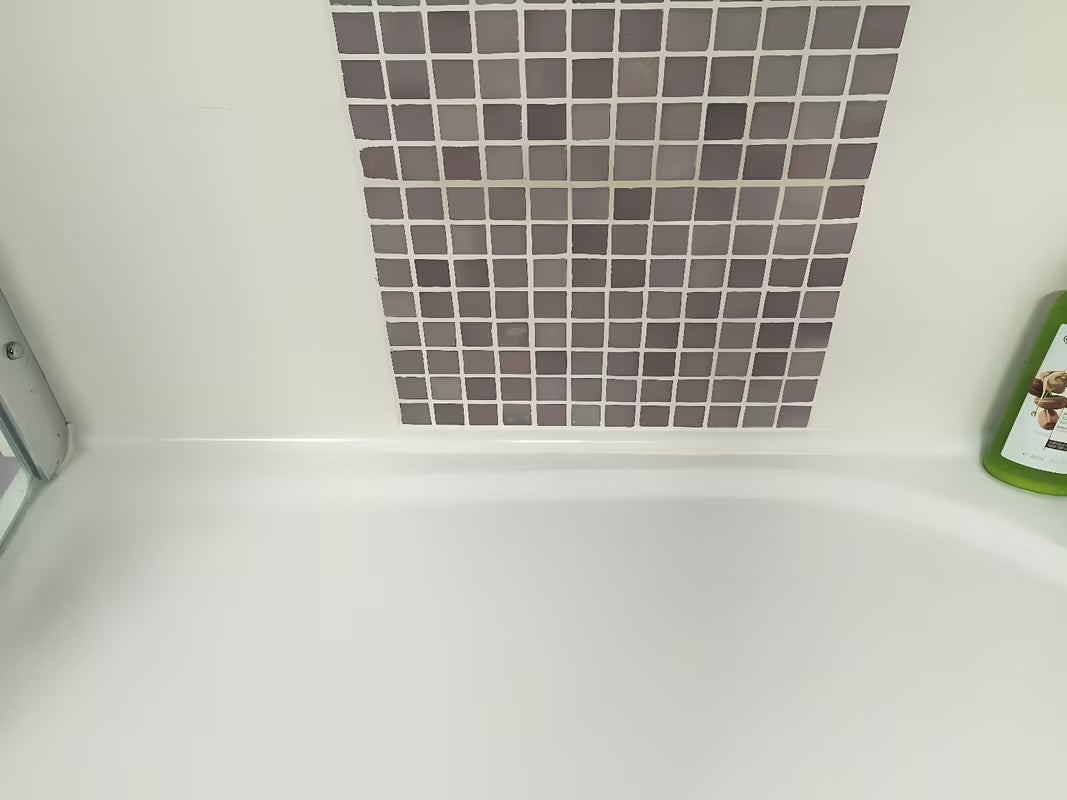 Montážní sada Ravak 10° v bílé barvě pro instalaci a utěsnění sprchové vaničky do rohu