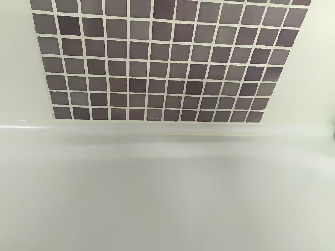 Montážní sada Ravak 10° v bílé barvě pro instalaci a utěsnění sprchové vaničky do rohu