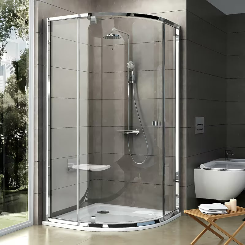 Čtvrtkruhový sprchový kout Ravak Pivot 80x80 cm v lesklém chromu s čirým sklem a pivotovým otevíráním.