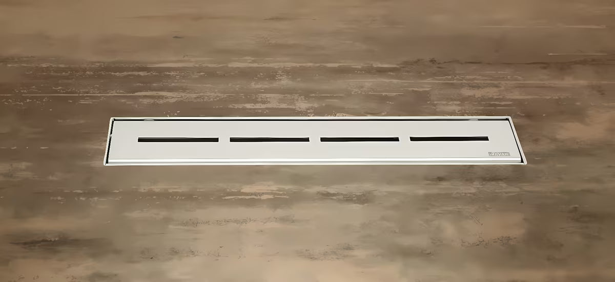 Nerezový sprchový žlab Ravak Runway 85 cm v lesklém provedení pro instalaci do prostoru.