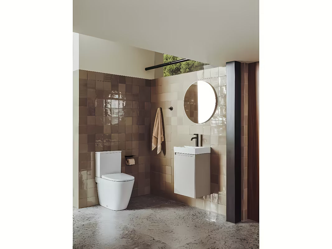 Baltas pastatomas WC pastatomas Roca Ona rimless su vario nuotekų išvadu ir Roca Rimless® technologija.