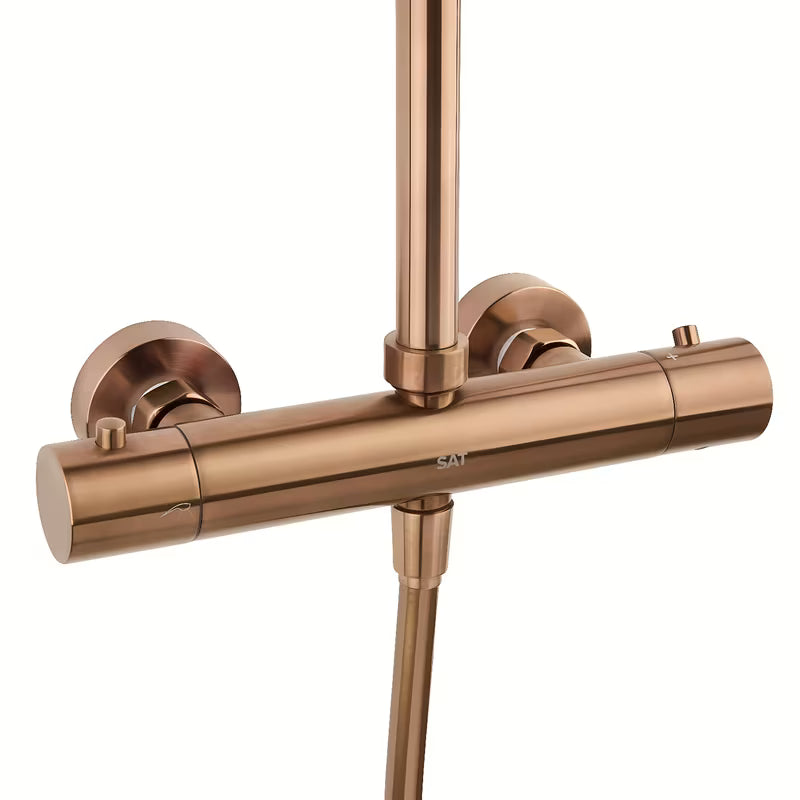 Sprchový systém SAT Aurum s termostatickou baterií v provedení rose gold brushed s hlavovou a ruční sprchou.