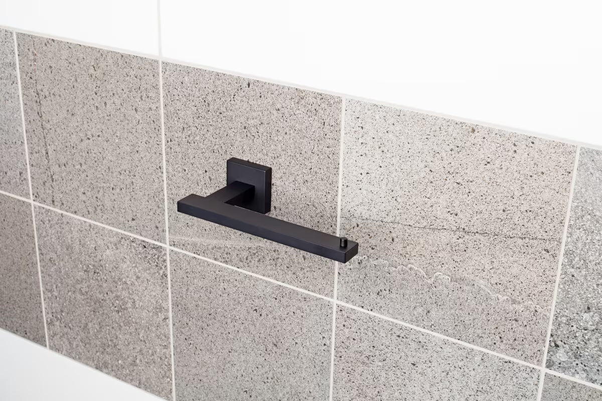 Černý matný držák toaletního papíru SAT B-Way S s hranatým designem pro nástěnnou montáž.