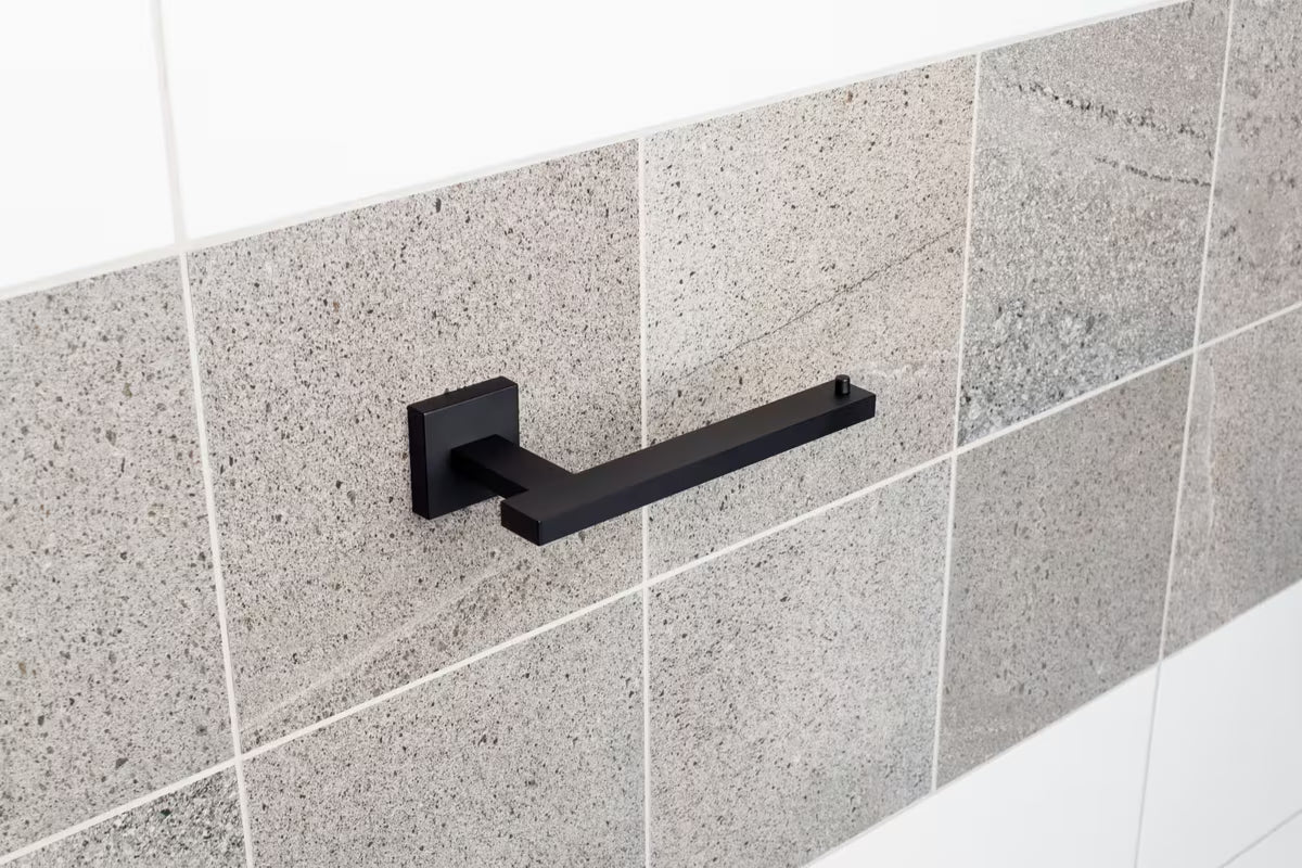Černý matný držák toaletního papíru SAT B-Way S s hranatým designem pro nástěnnou montáž.