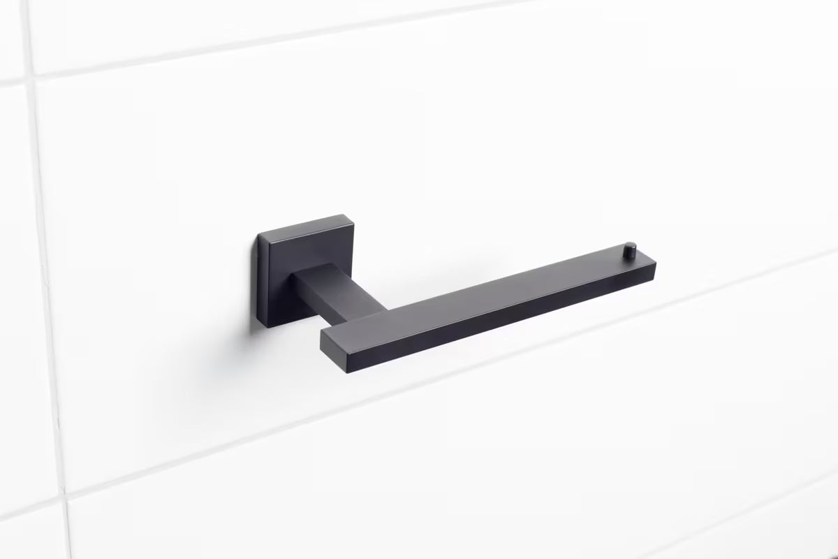 Černý matný držák toaletního papíru SAT B-Way S s hranatým designem pro nástěnnou montáž.