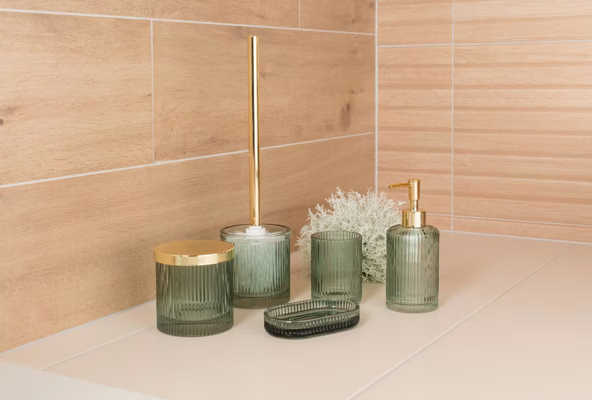 Zelená volně stojící mýdlenka SAT Boho z lesklého skla s jednoduchým elegantním designem.