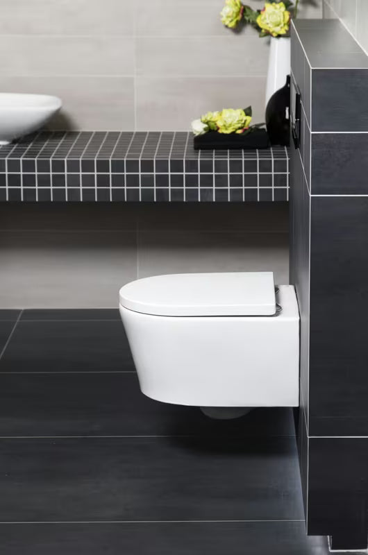 Závěsný WC set SAT Brevis s podomítkovou nádržkou, ovládacím tlačítkem a sedátkem s funkcemi SoftClose a EasyLock.