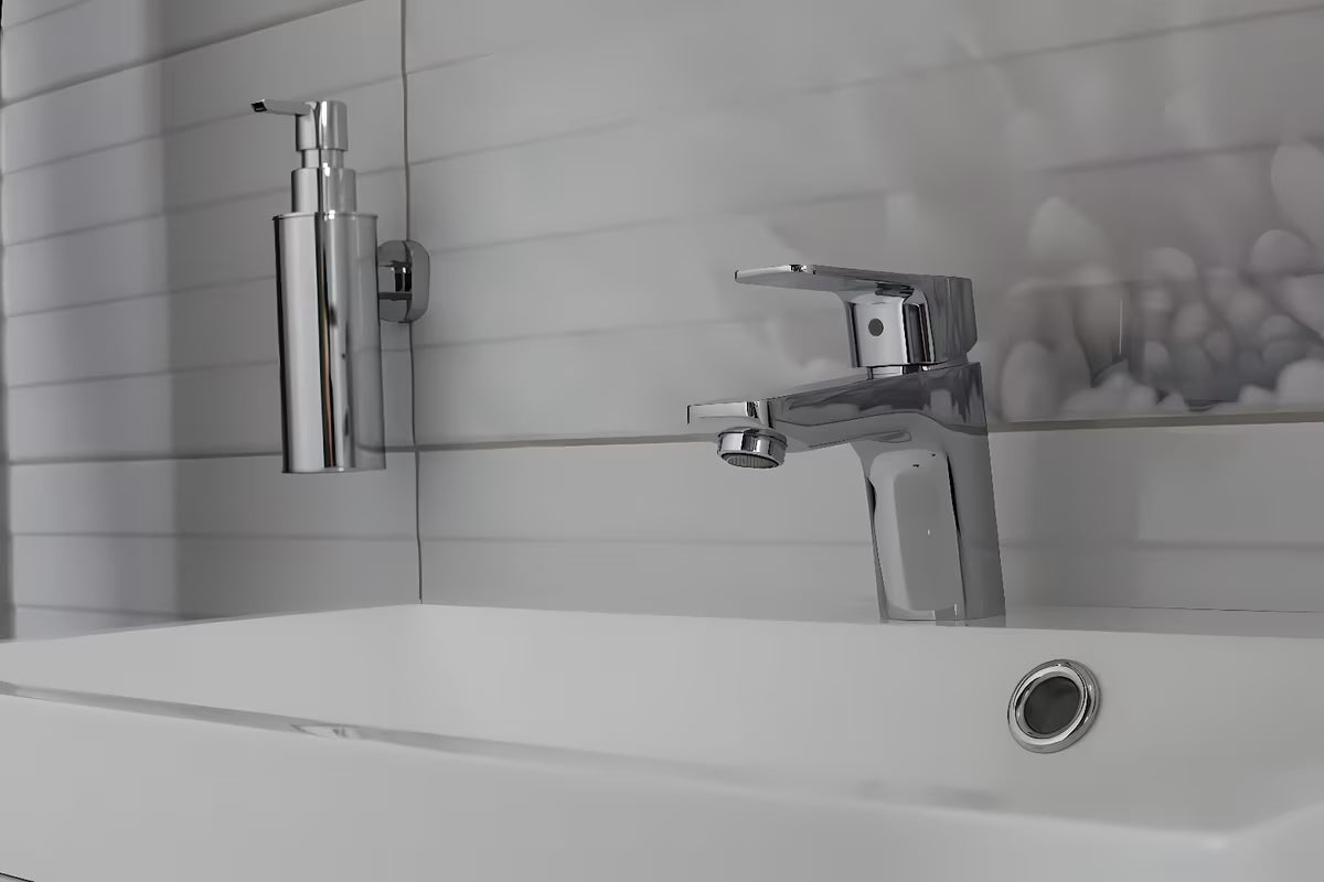 Elegantní nástěnný dávkovač mýdla SAT Cube Way v chromovém provedení