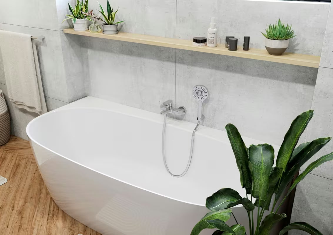 Nástěnná páková vanová baterie SAT Feel v chromovém provedení s moderním zaobleným designem.