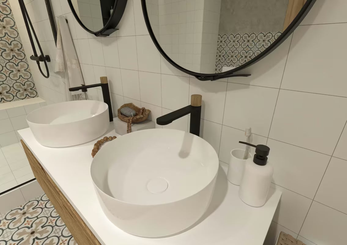 Bílý dávkovač mýdla SAT Feel s moderním designem do koupelny