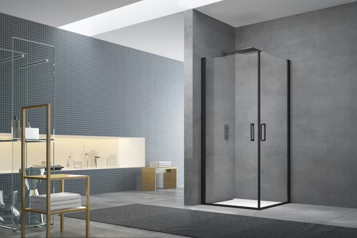 Světle šedá koupelnová předložka SAT Infinitio s hebkým dlouhým vlasem a protiskluzovou spodní vrstvou.