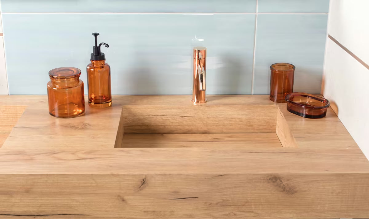 Hnědá sklenička SAT Magic jako volně stojící koupelnový doplněk s jednoduchým elegantním designem.