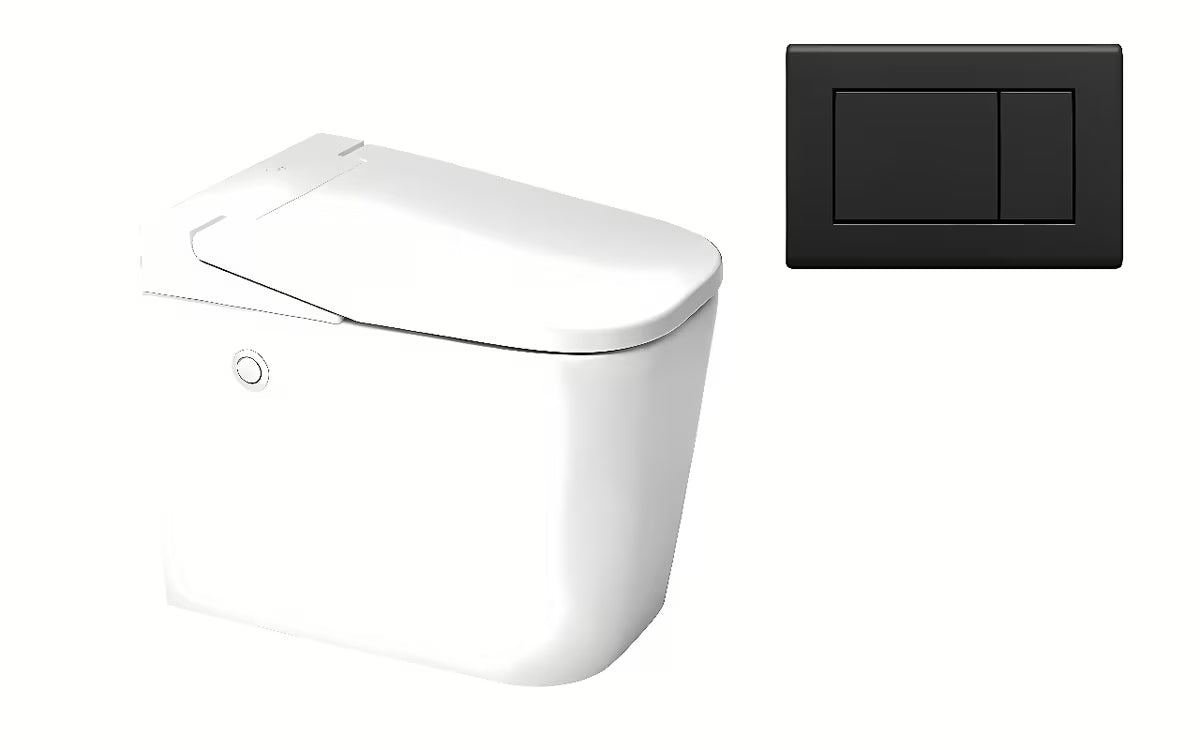 Stojící WC SAT OptimFlush v bílé barvě s nádržkou a nástěnným splachovacím tlačítkem.