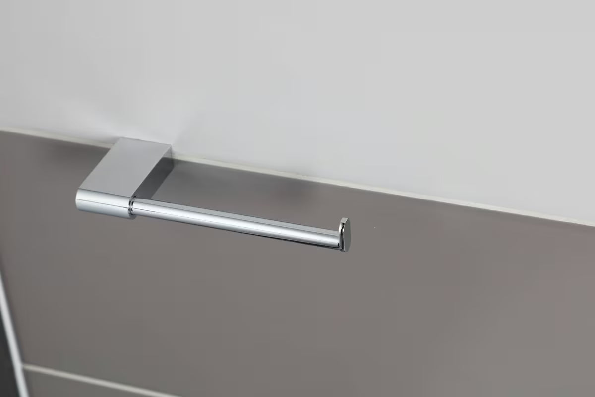 Chromový držák toaletního papíru SAT Project s hranatým designem pro montáž na stěnu.