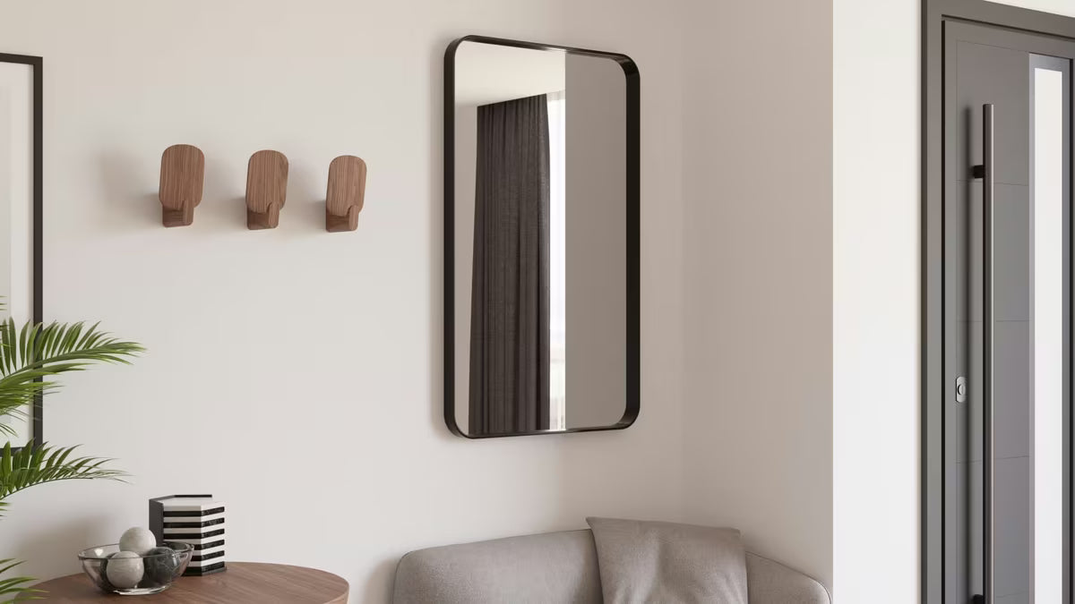 Obdélníkové zrcadlo SAT 50x70 cm v černé barvě s možností zavěšení na výšku i na šířku.