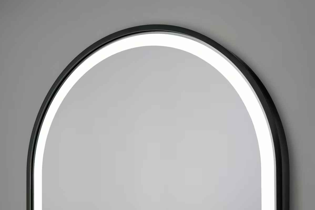 Oválné koupelnové zrcadlo SAT 40x80 cm v černém rámu s LED osvětlením a senzorovým ovládáním.