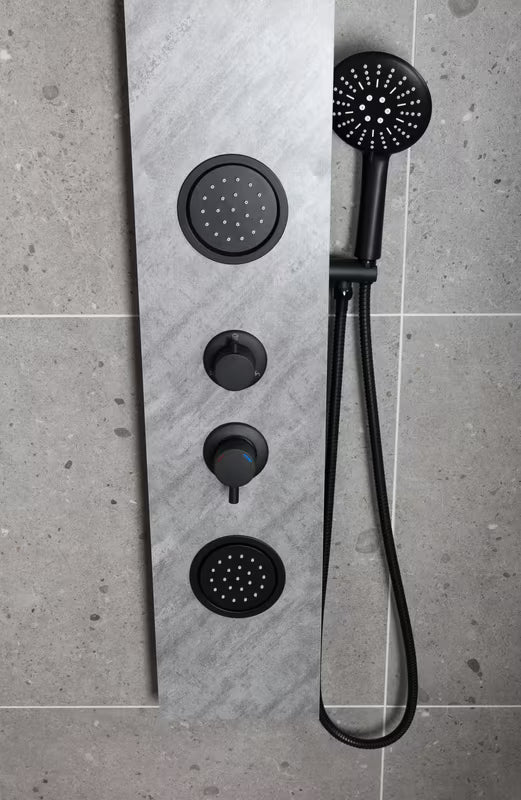 Hydromasážní sprchový panel SAT Stoneshower v černém provedení s dekorem kamene s hlavovou a ruční sprchou.