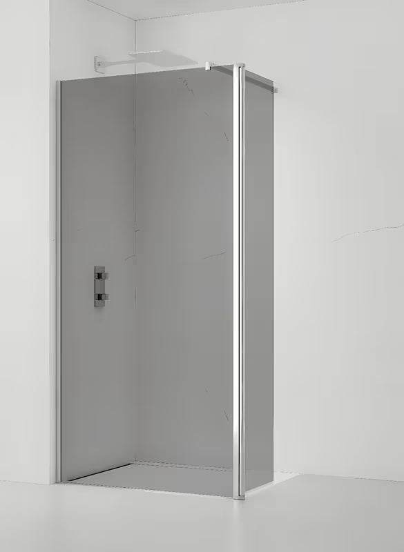 Walk-in sprchová zástěna SAT Walk-in 110 cm v lesklém chromu s neprůhledným sklem a kouřovým dekorem.