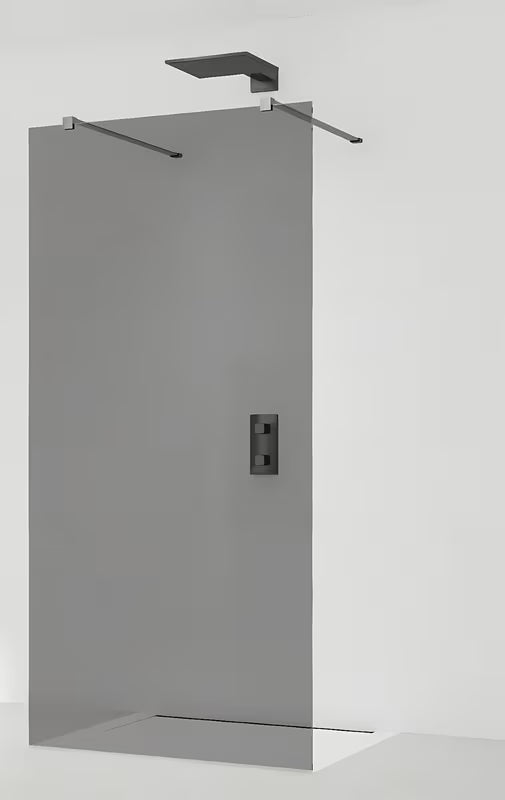 SAT Walk-in sprchová zástěna Walk-In 110 cm v černém provedení s transparentním sklem a bezrámovým designem.