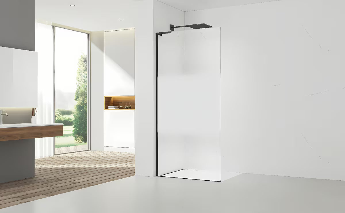 Černá walk-in sprchová zástěna SAT Walk-in 110 cm s čirým sklem, intimním pásem a úpravou Easy Clean.