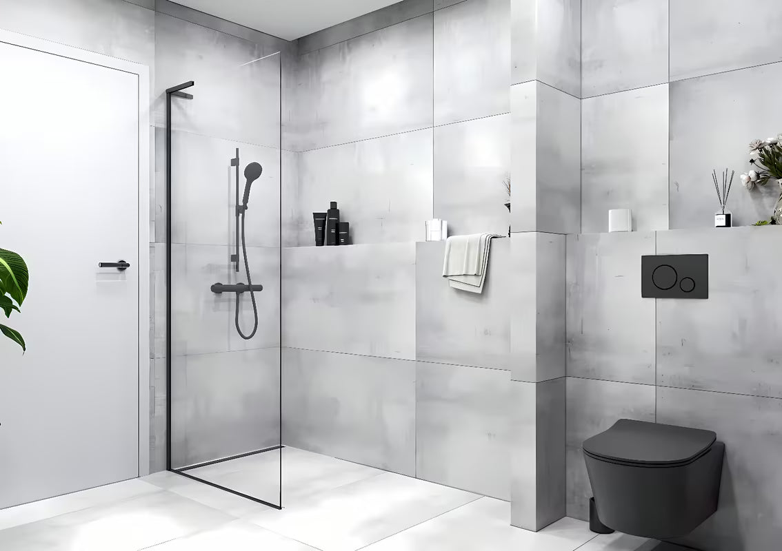 SAT Walk-in sprchová zástěna Walk-In 70 cm v černé matné barvě s čirým sklem a bezrámovým provedením.