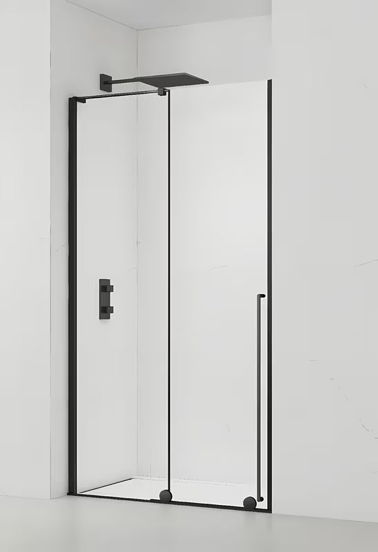 Sprchové dveře do niky SAT Xmotion 140 cm v černé barvě s čirým sklem a posuvným otevíráním.