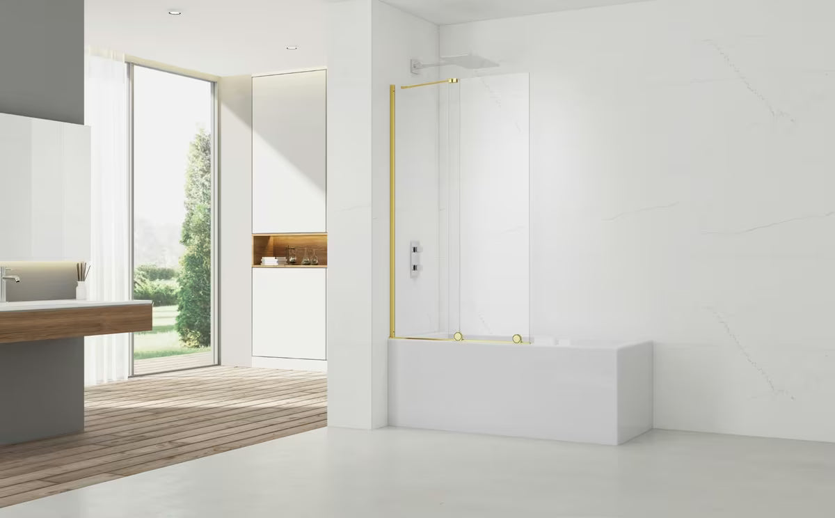 Posuvná vanová zástěna SAT Walk-In Xmotion 150x117,5 cm z čirého skla se zlatým lesklým profilem.