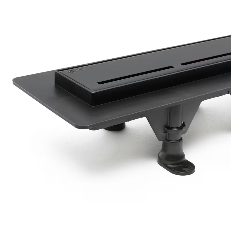 Sprchový žlab SAT 70 cm v černé matné barvě s nerezovým roštem pro moderní koupelnu.