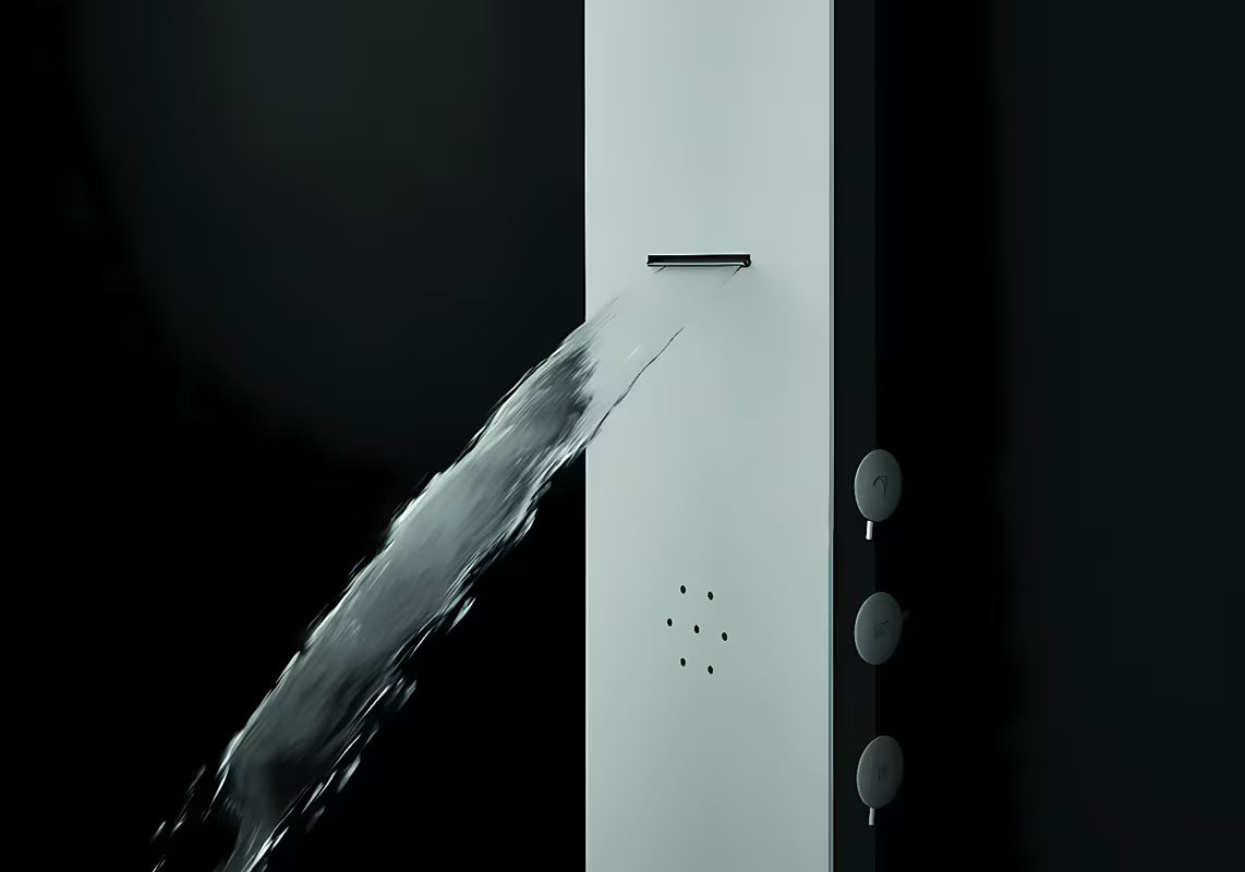 Bílý sprchový panel SIKO Alushower se 4 funkcemi včetně hlavové a ruční sprchy, vodopádu a masážních trysek.