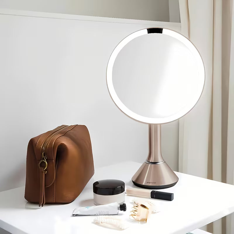 Kosmetické zrcátko Simplehuman Dual Touch v barvě rose gold s Tru-lux LED osvětlením a dotykovým ovládáním jasu.