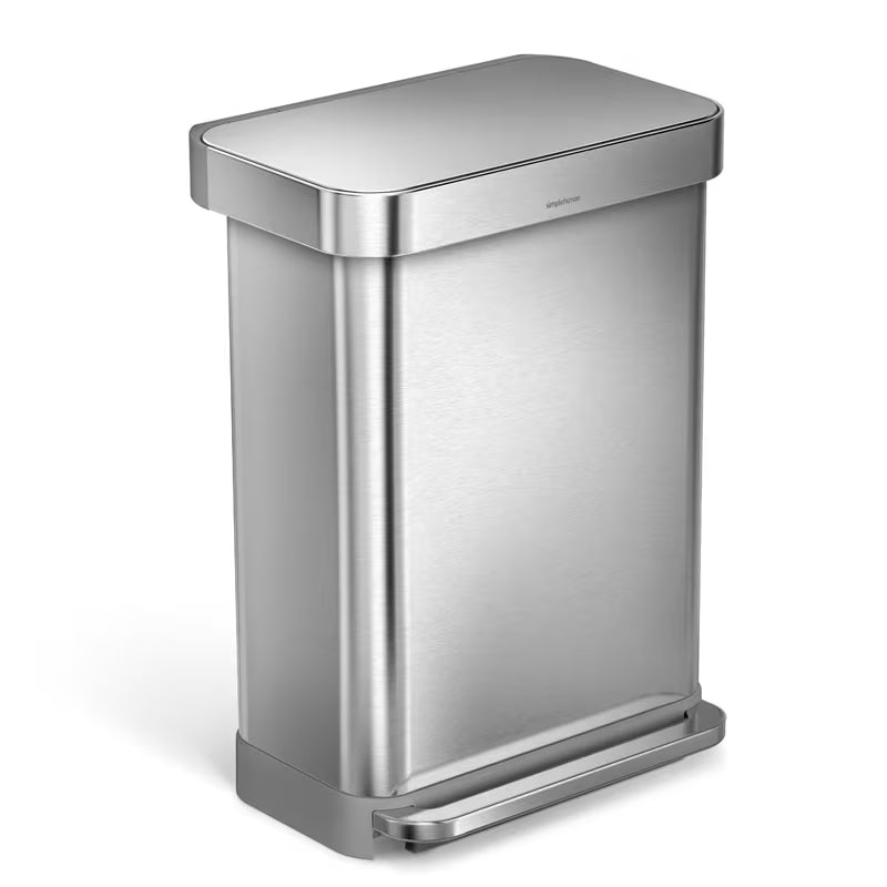 Pedálový odpadkový koš Simplehuman z kartáčované nerezové oceli s tichým chodem a skrytými okraji sáčku.