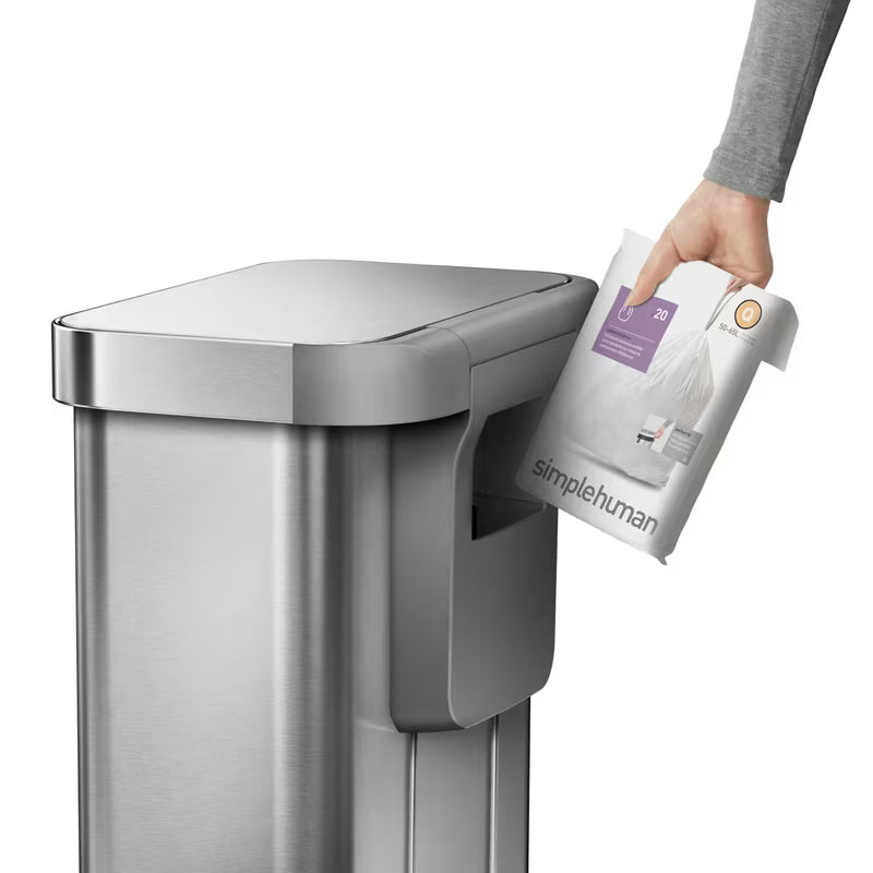 Pedálový odpadkový koš Simplehuman z kartáčované nerezové oceli s tichým chodem a skrytými okraji sáčku.