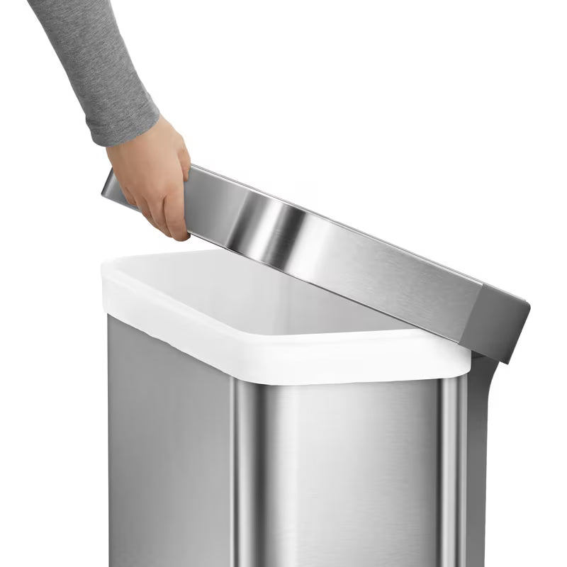 Pedálový odpadkový koš Simplehuman z kartáčované nerezové oceli s tichým chodem a skrytými okraji sáčku.