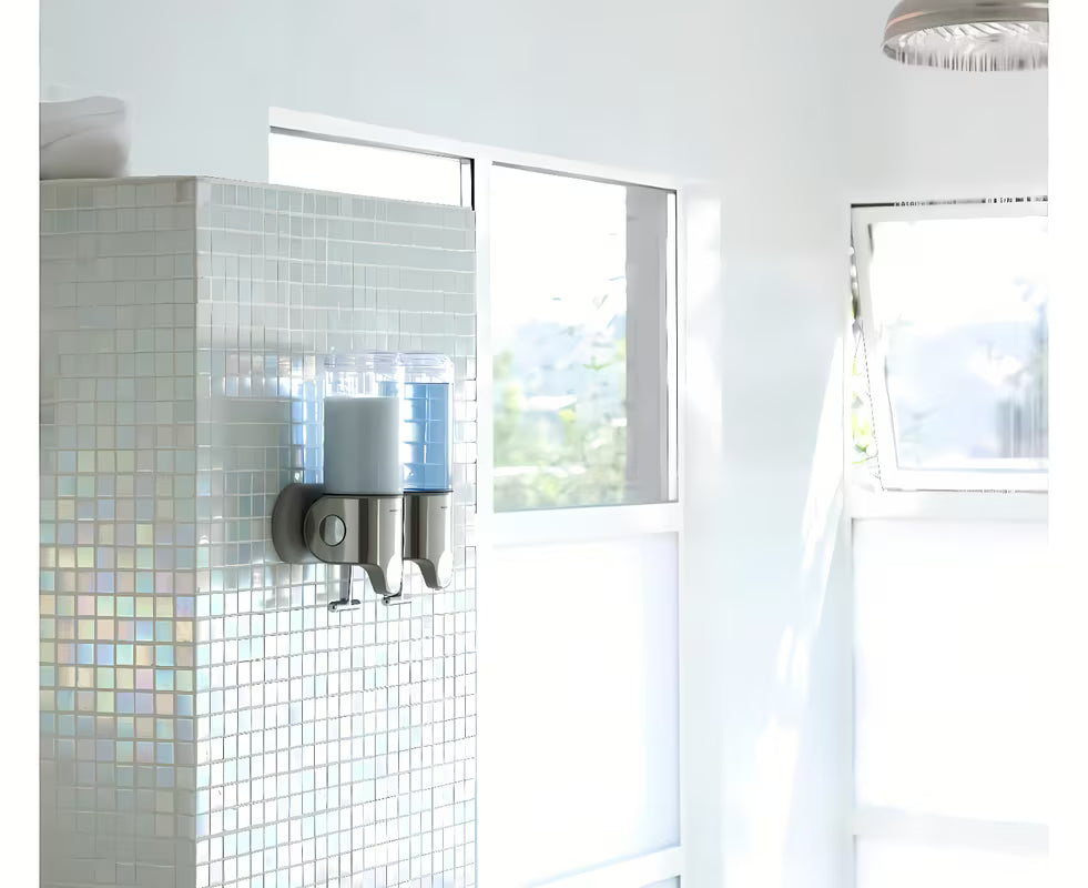 Nástěnný dávkovač mýdla Simplehuman Wall se dvěma průhlednými nádobami v provedení kartáčovaná ocel.