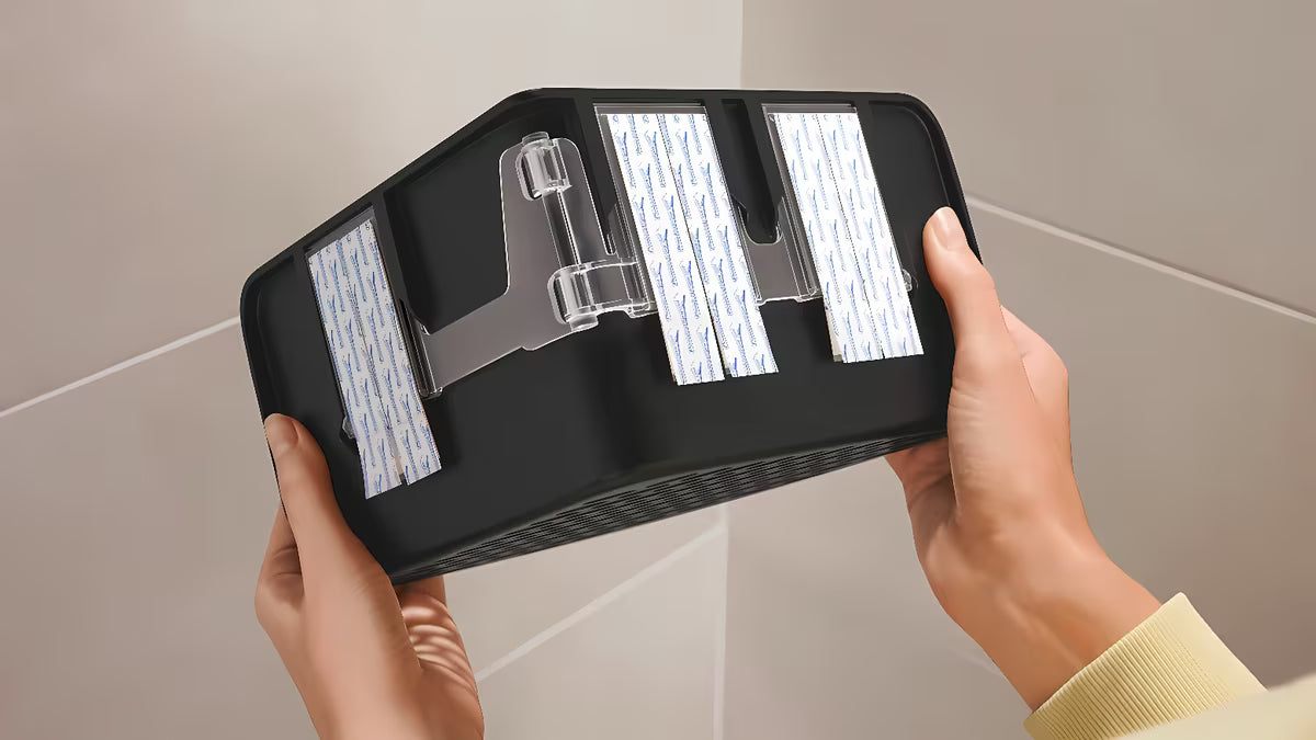 Rohová sprchová polička Tesa v matné černé barvě s montáží bez vrtání pomocí Powerstrips Waterproof.